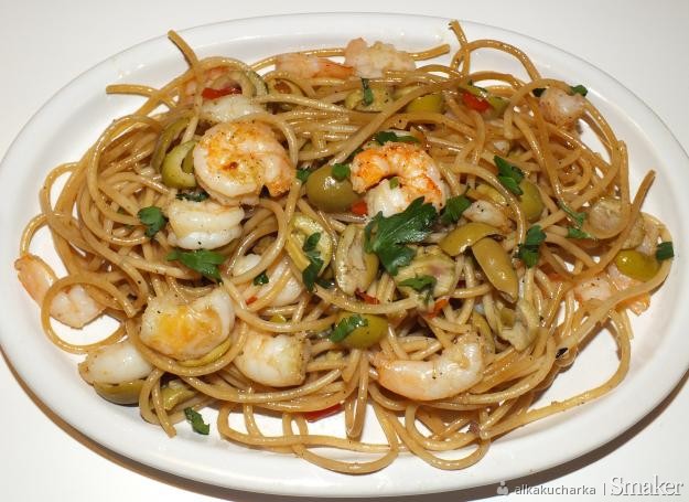 Spaghetti z krewetkami i oliwkami