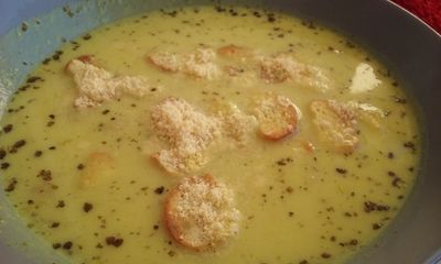 Zupa czosnkowa w bake rollsami