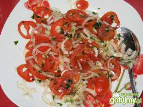 Przepis  pomidory z cebulką- surówka do obiadu przepis