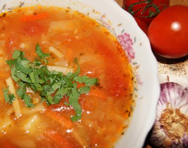 Zupa czosnkowa z pomidorami