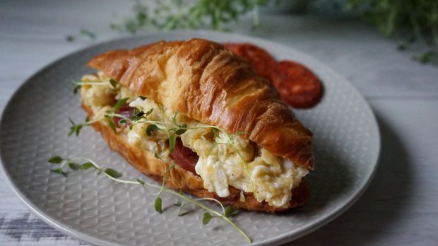 Przepis  croissant z jajecznicą i chorizo przepis