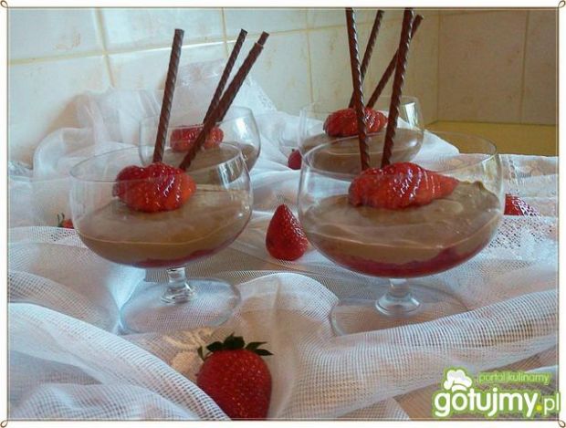 Przygotowanie: mus czekoladowy z truskawkami . gotujmy.pl