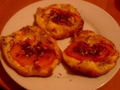 Ciasto francuskie z pomidorami i mozzarellą
