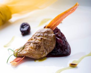 Foie gras marynowane w porto z sosem rodzynkowym i ostrą ...