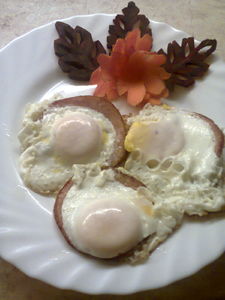 Jajka sadzone na kiełbasie