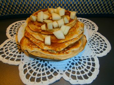Pancakes z syropem klonowym i gruszkami