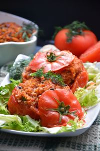 Faszerowane pomidory kaszą bulgur z warzywami