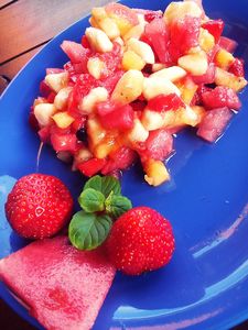 Owocowa sałatka z brzoskwiniami i arbuzem