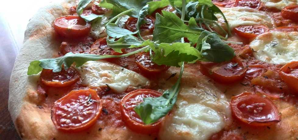 Pizza z pomidorami, mozzarellą i rukolą (autor: hrabina-w
