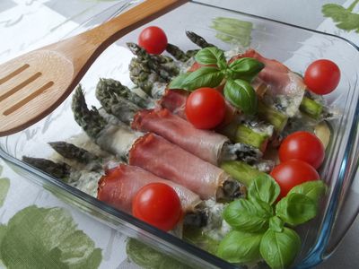 Zielone szparagi z serem gorgonzola i szynką szwarcwaldzką ...