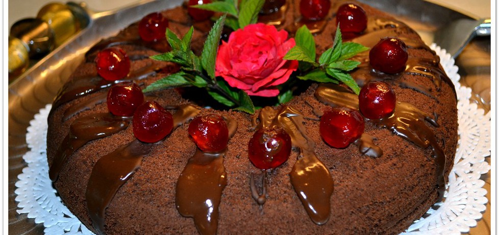 Mrożone ciasto czekoladowe z lodami wiśniowo