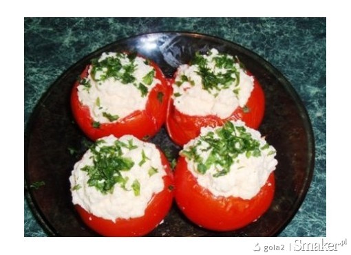 Jaja w zapiekanych pomidorach.