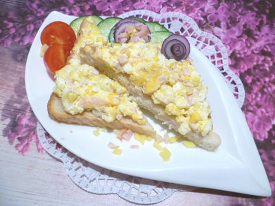 Pasta jajeczna z szynką i serem