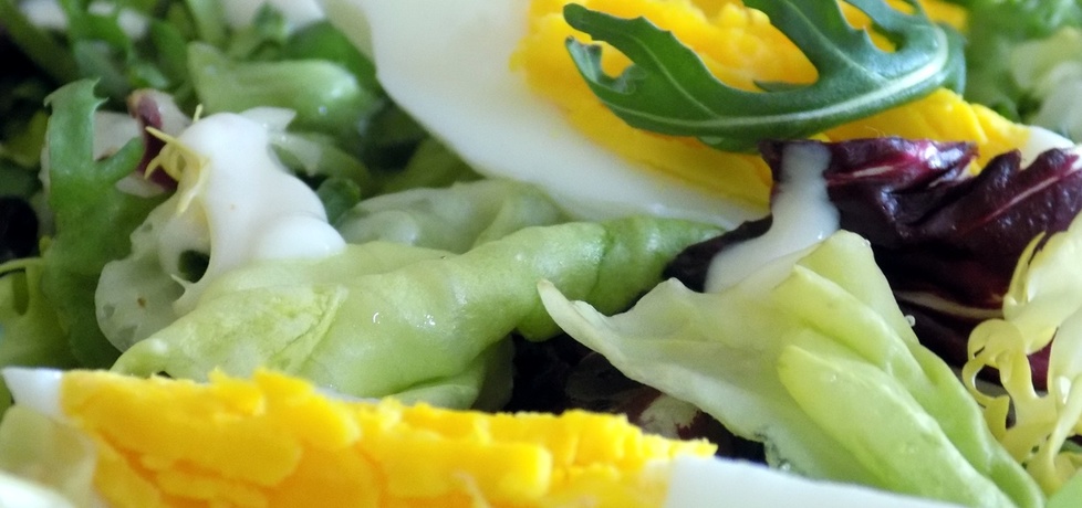 Jajka na sałacie z pikantnym sosem (autor: monikaw ...