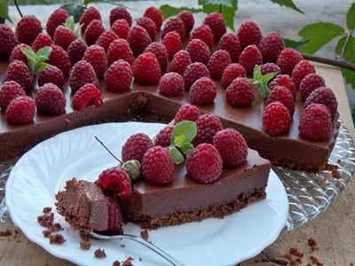 Tarta czekoladowa z malinami