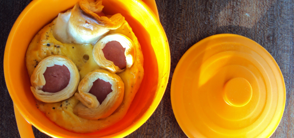 Kiełbaski w cieście francuskim zapiekane z jajkami (autor: przejs ...