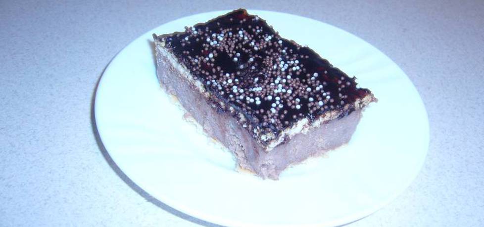 Kakaowe ciasto z kaszy manny na herbatnikach. (autor ...
