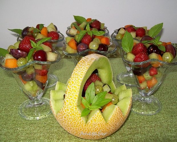 Sałatka owocowa w melonie  z owocami