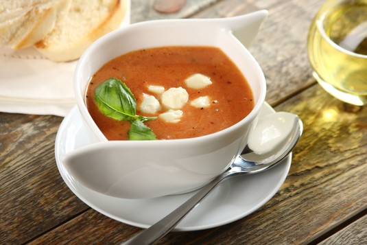 Kremowa zupa pomidorowa z kulkami mozzarelli