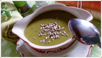 Kremowa zupa z zielonego groszku z chlebem żytnim ...