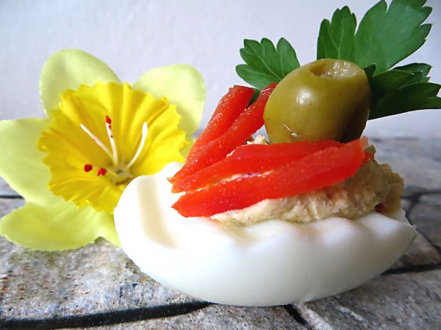 Przepis  jaja faszerowane papryką i oliwkami przepis