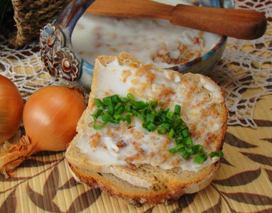 Domowy smalczyk z cebulką i wiejską kiełbaską