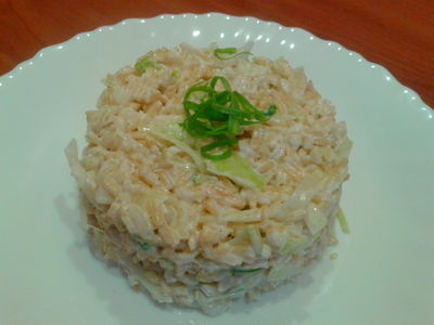 Sałatka z brązowego ryżu z białą kapustą