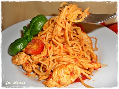 Spaghetti alla mediterraneo z kurczakiem w suszonych pomidorach ...