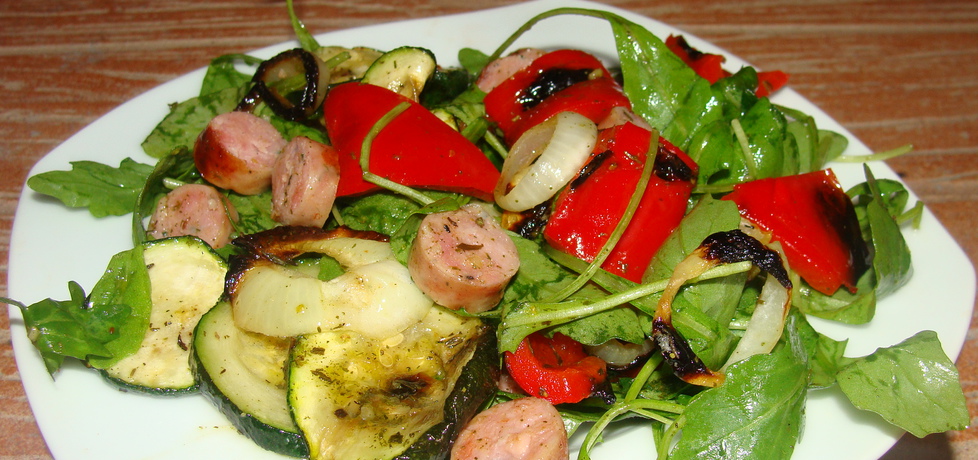 Sałatka z grillowanymi warzywami i kiełbaską (autor: paulina2157 ...