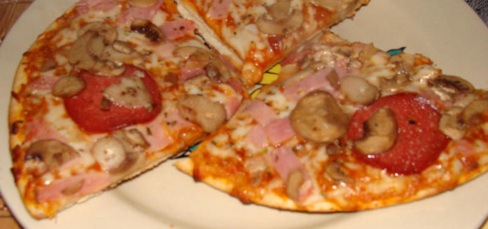 Pizza z salami i pieczarkami (autor: edyta38)