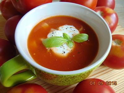 Zupa pomidorowa ze świeżych pomidorów z makaronem ...