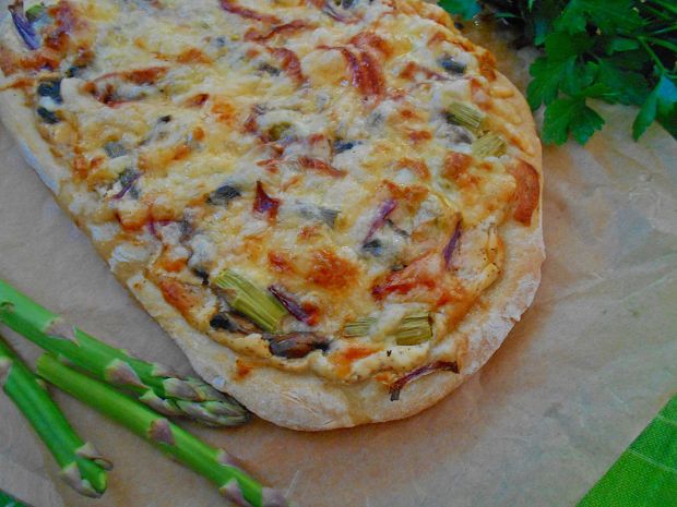 Przepis  pizza ze szparagami i trzema serami przepis