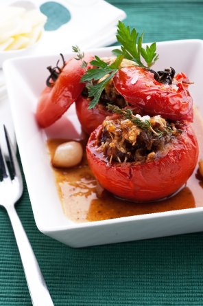 Łopatka jagnięca z zapiekanymi pomidorami