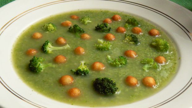 Zupy: zupa brokułowa z groszkiem ptysiowym