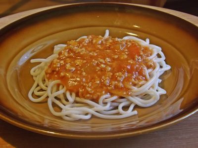 Spaghetti z sosem pomidorowym i mięsem mielonym ...