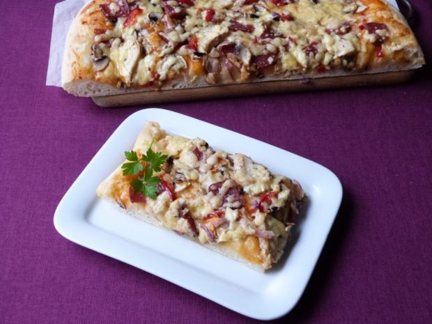 Przepis  pizza z salami i mięsem z kurczaka przepis