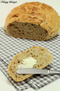 Chleb drożdżowy pieczony w garnku żeliwnym