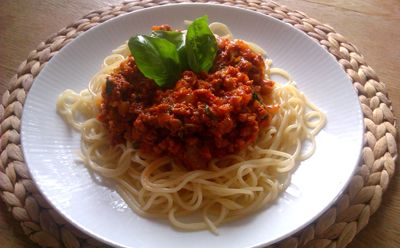Spaghetti z pesto z suszonych pomidorów i bazylią