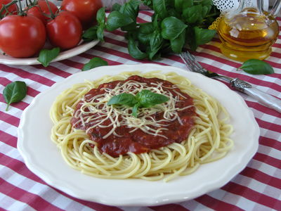 Spaghetti z sosem neapolitańskim