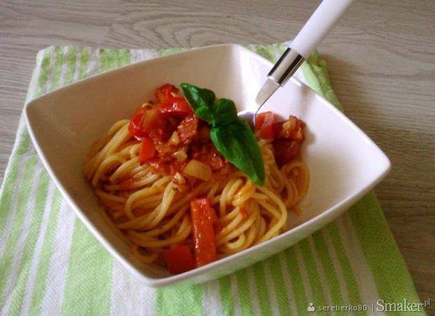 Spaghetti z salami i papryką
