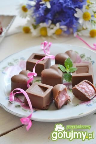Przepis  czekoladki z nadzieniem truskawkowym przepis