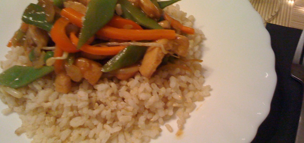 Kurczak z woka na brązowym ryżu z warzywami po chińsku (autor ...