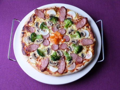 Przepis  pizza z kiełbasą i warzywami przepis