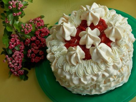 Bezowy tort rabarbarowo-malinowy przepis