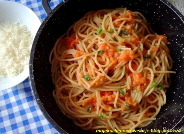 Spaghetti z sosem z pieczonych pomidorów