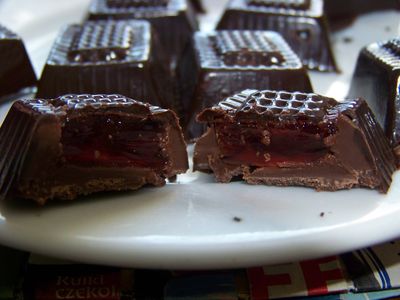 Pyszne galaretki w czekoladzie o smaku truskawkowym ...