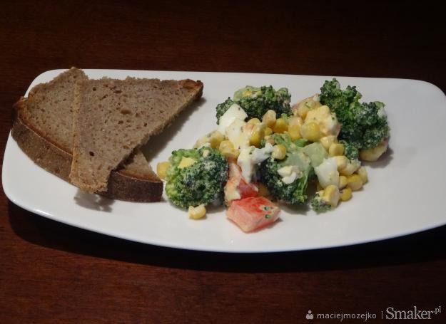 Sałatka z brokułem, jajkiem i pomidorami