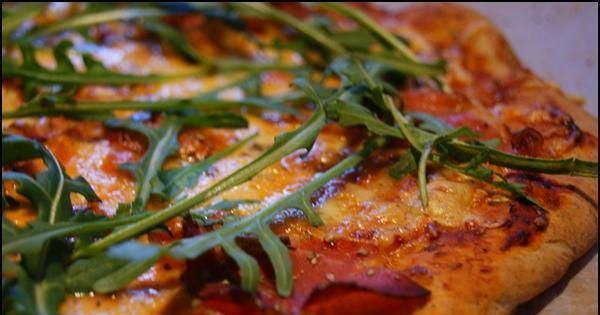 Przepis  pizza z szynką parmeńską i rukolą przepis