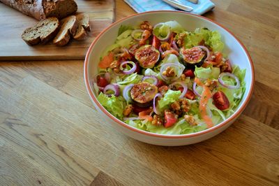 Salata z figami i karmelizowanymi orzechami