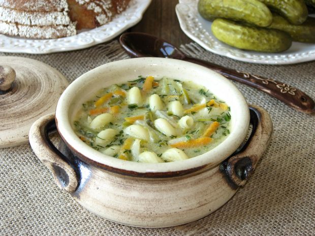 Zupy: zupa ogórkowa z makaronem